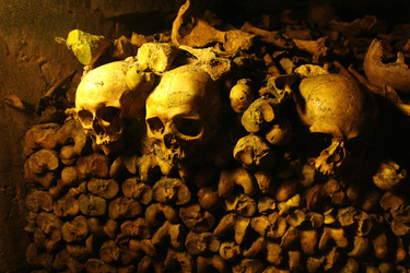 Katakomben von Paris / Catacombes de Paris