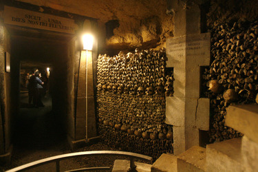 Katakomben von Paris / Catacombes de Paris
