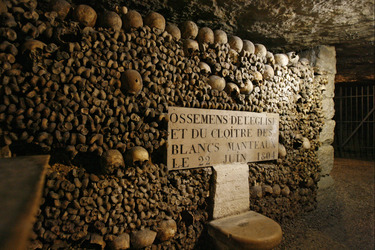Katakomben von Paris / Catacombes de Paris