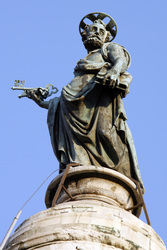 Statue des Apostels Petrus  auf der Colonna di Traiano / Trajanssäule