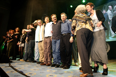 v.r.n.l. Nana Visitor, Nichelle Nichols, Nana Visitor, Robert Picardo, Max Grodénchik, Jeffrey Combs, Dominic Keating, John Billingsley, Christopher Judge, Jonathan Woodward, Colin Ferguson, Jordan Hinson, Erin Gray, Lolita Fatjo, Richard Fatjo