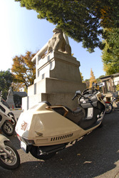 Statue auf dem Weg zum Yasukuni-Schrein