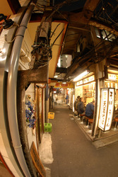 Gasse mit Restaurants und Imbiss-Läden