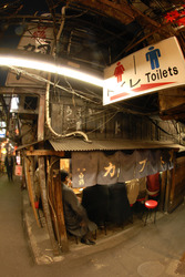 Gasse mit Restaurants und Imbiss-Läden