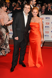 Simon Gregson mit Begleitung