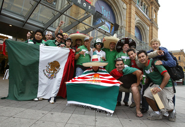 Fans aus Mexiko vor dem Hauptbahnhof