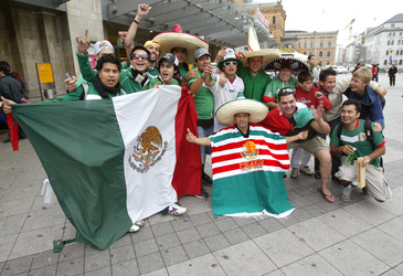 Fans aus Angola vor dem Hauptbahnhof