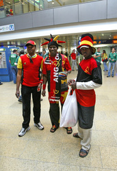 Fans aus Angola im Hauptbahnhof