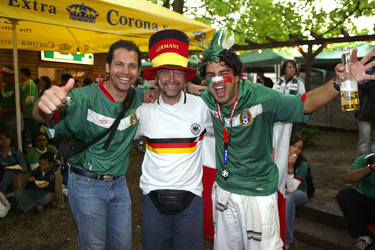 Fans aus Mexiko und Deutschland auf der Fanmeile