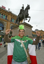 Fan aus Mexiko vor dem Hauptbahnhof