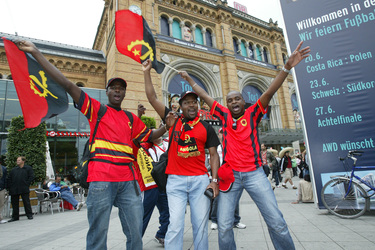 Fans aus Angola vor dem Hauptbahnhof