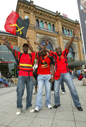 Fans aus Angola vor dem Hauptbahnhof