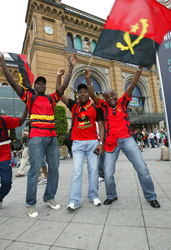 Fans aus Angola vor dem Hauptbahnhof