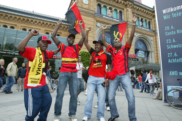 Fans aus Angola vor dem Hauptbahnhof