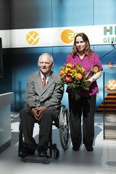 Wolfgang Schäuble mit Preisträgerin Kertsin Friedrich