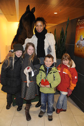 Annabelle Mandeng mit den Kindern Lina, Charlotta, Urs und Mia