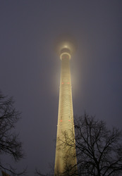 Der Fernsehturm vom Nebel verhangen