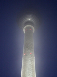 Der Fernsehturm vom Nebel verhangen