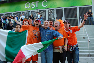 Italienische und niederländische Fußball-Fans
