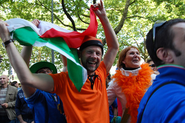 Italienische und niederländische Fußball-Fans