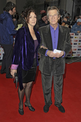 John Hurt mit Begleitung