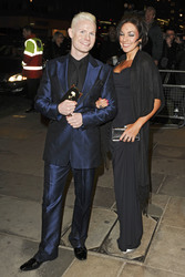 Rhydian Roberts mit Begleitung