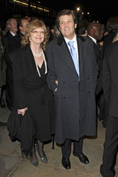 Melvyn Bragg mit Begleitung