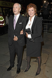 Cilla Black mit Begleitung