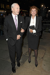 Cilla Black mit Begleitung