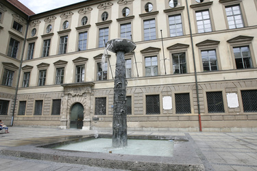 Richard-Strauss-Brunnen vor der Alten Akademie