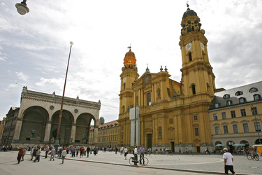 Feldherrnhalle, Theatinerkirche