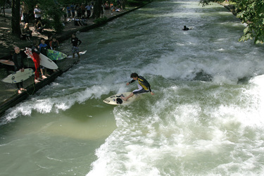 Surfen auf dem Eisbach