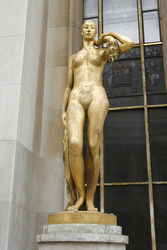 Skulptur am Palais de Chaillot