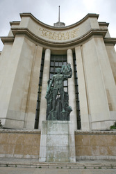 Statue am Palais de Chaillot