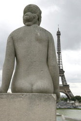 Skulptur in den Jardins du Trocadero vor dem Eiffelturm / Tour Eiffel