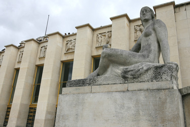 Skulptur vor dem Palais de Chaillot