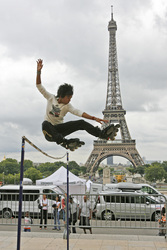 Inline-Skater vor Eiffelturm / Tour Eiffel