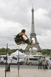 Inline-Skater vor Eiffelturm / Tour Eiffel