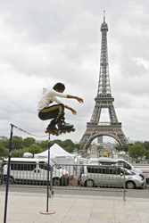 Inline-Skater vor Eiffelturm / Tour Eiffel
