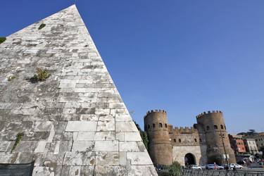 Piramide Cestia / Cestius-Pyramide und Porta San Paolo