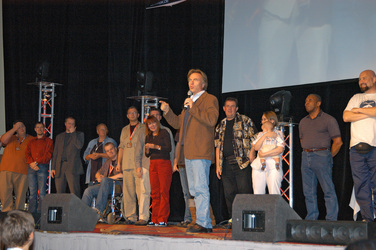 Casey Biggs mit Galileo 7-Team und Galileo 7-Stargästen