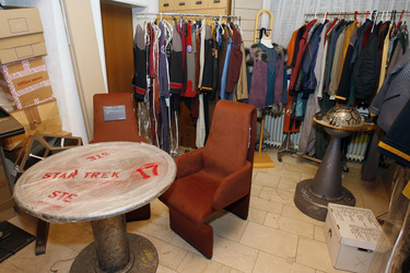 Originaluniformen und Möbel aus 'Star Trek'