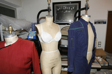 Uniformen und Original-Modellpuppe mit den Maßen von Captain Janeway