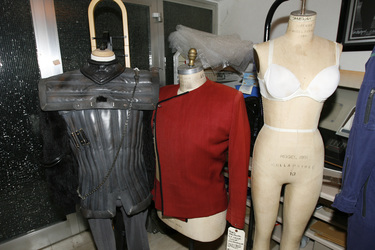 Uniformen und Original-Modellpuppe mit den Maßen von Captain Janeway