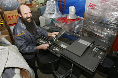 Martin Netter mit Konsole aus 'Star Trek: Enterprise'