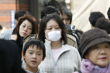 Passant mit Mundschutz