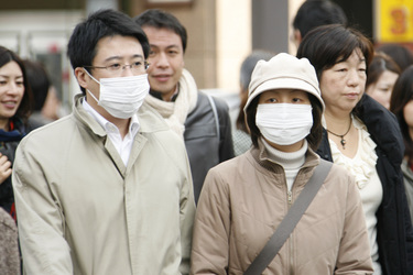 Passanten mit Mundschutz