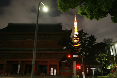 Haupttor zum Zojyoji Tempel und Tokyo Tower