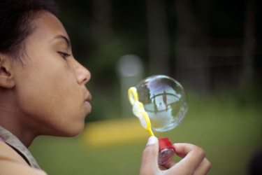 Afro-deutsches Kind macht Seifenblasen