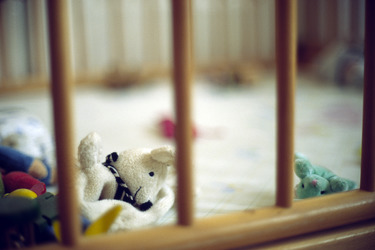 Laufstall mit Spielzeug